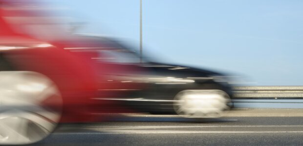 schnell rasende Autos mit Bewegungsunschärfe